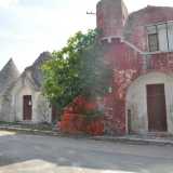 Accanto al corpo di fabbrica ottocentesco vi sono anche quattro trulli, anch�essi in avanzato stato di degrado, che costituiscono la parte pi� antica del complesso
